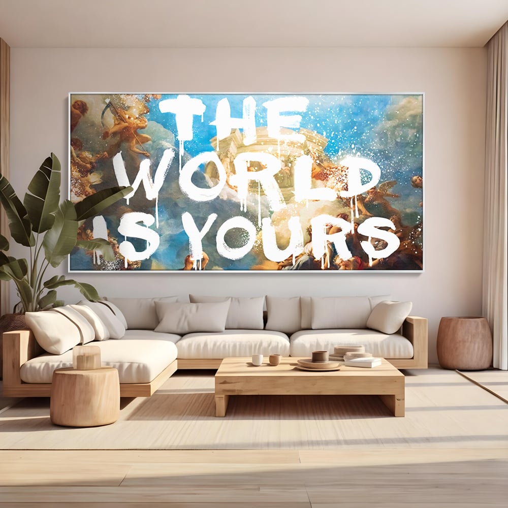 Tablou canvas cu pictura renascentista cu text alb, in rama de aluminiu argintiu, pe perete intr-un living